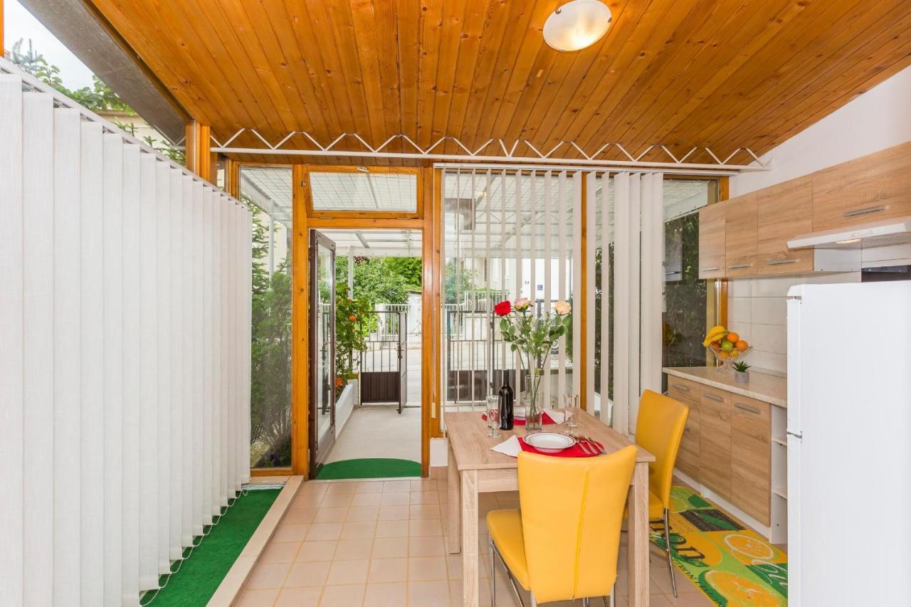 Comfortable Modern Studio With Shaded Patio Split Exterior foto
