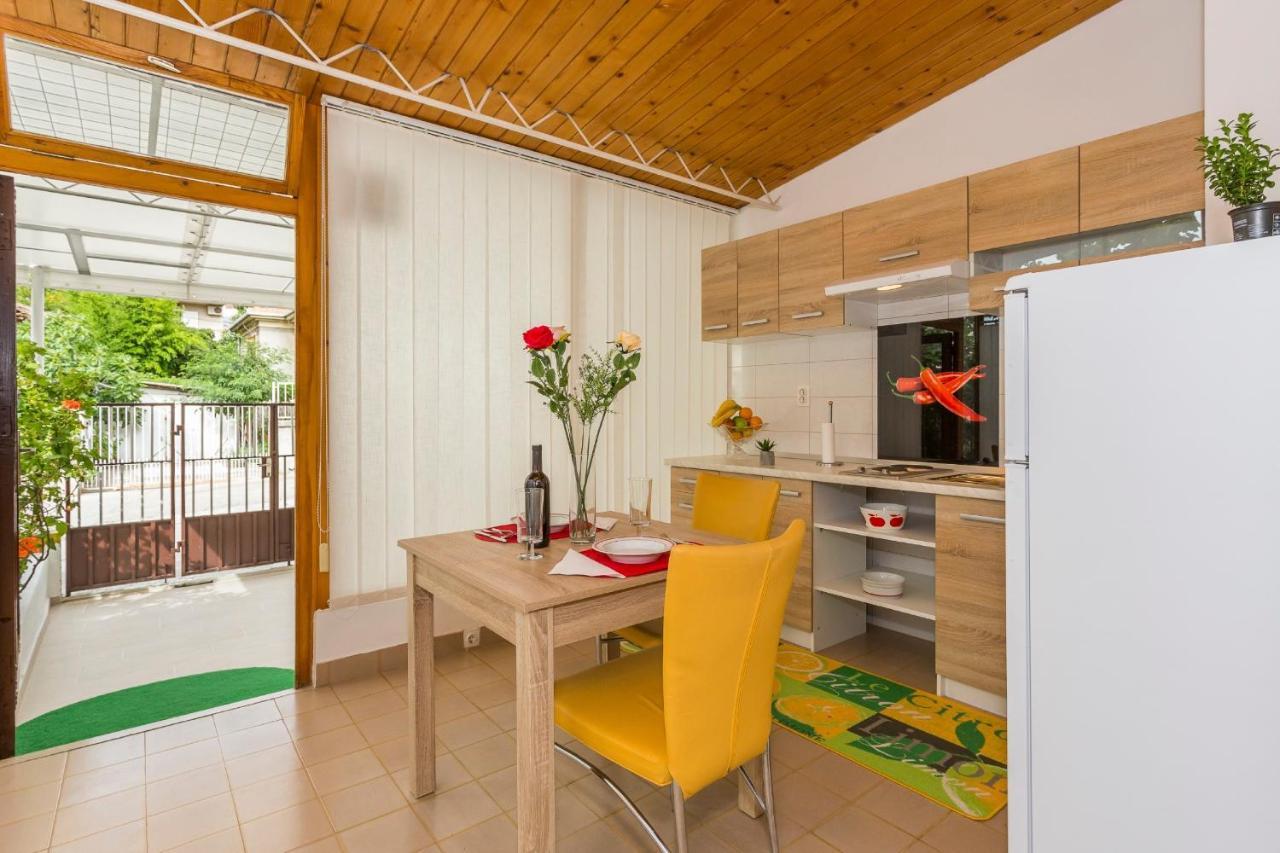 Comfortable Modern Studio With Shaded Patio Split Exterior foto