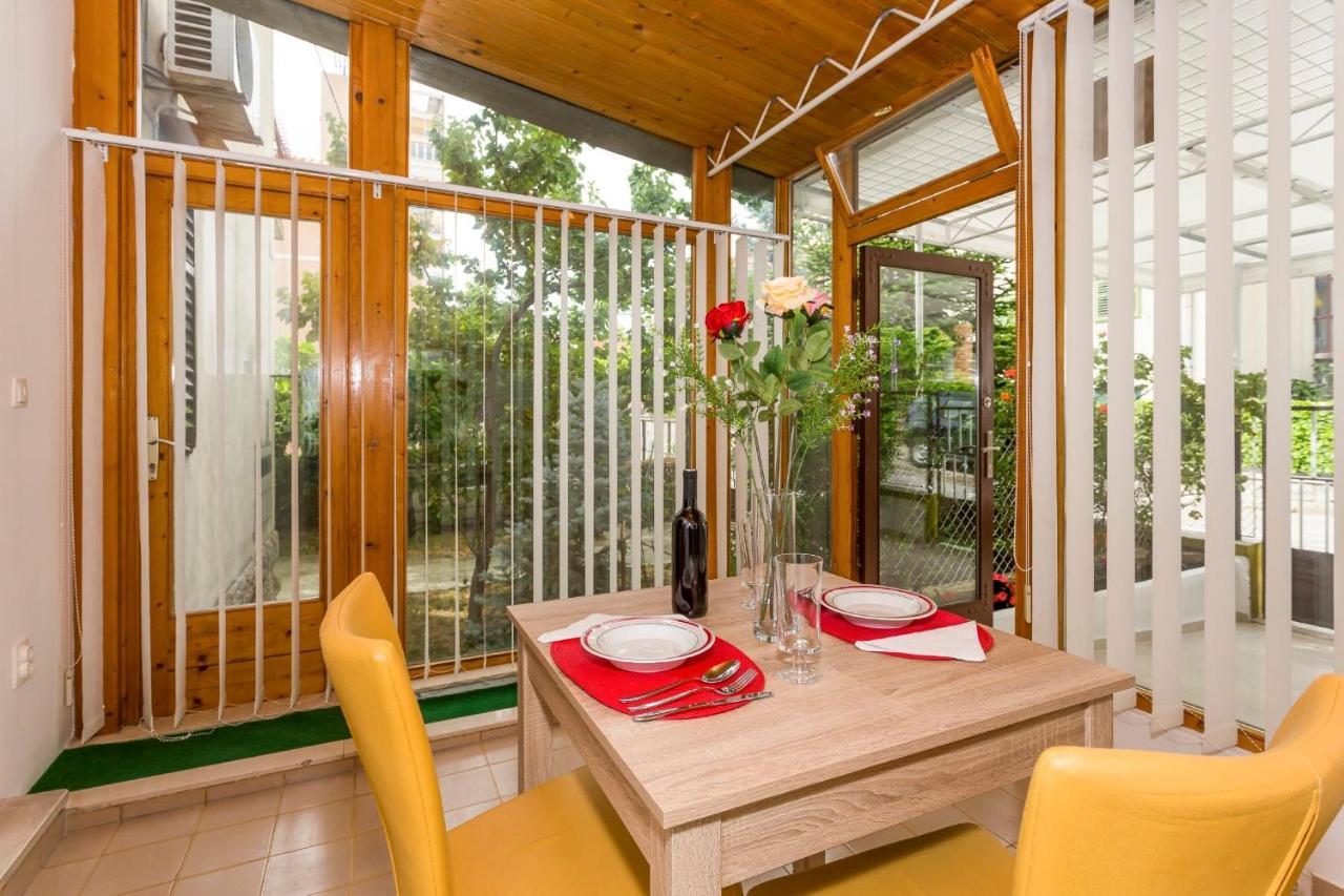 Comfortable Modern Studio With Shaded Patio Split Exterior foto